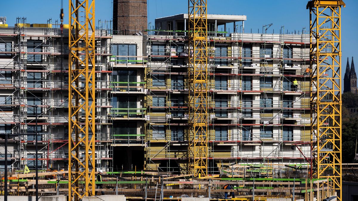 Spekulanty s byty zastaví vyšší daň, ne omezení hypoték, říká bankéř Spurný